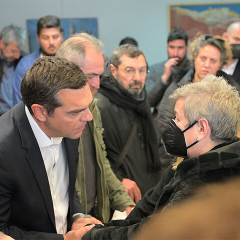 Ο Αλέξης Τσίπρας έδωσε το «παρών» στην πολιτική κηδεία του Βάιου Βλάχου που σκοτώθηκε στο δυστύχημα στα Τέμπη