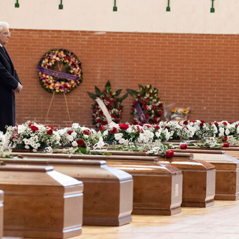 Ο πρόεδρος της Ιταλικής Δημοκρατίας Σέρτζιο Ματαρέλα μπροστά στα φέρετρα με τις σορούς μεταναστών στην Καλαβρία