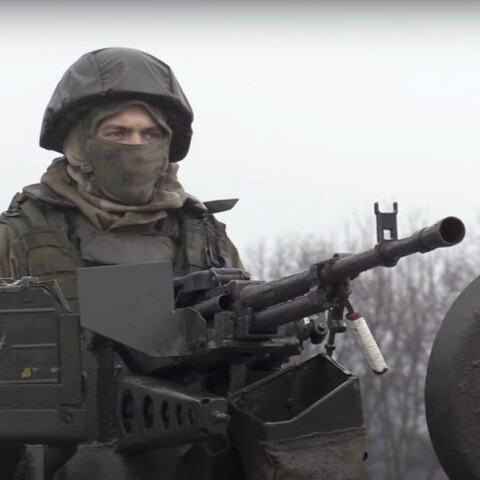 Ρώσος στρατιώτης σε σημείο ελέγχου στο Λουχάνσκ της Ανατολικής Ουκρανίας