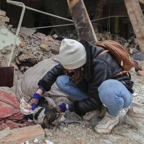 Νεαρή γυναίκα στην Ουκρανία σώζει σκύλο από τα χαλάσματα σπιτιού μετά τον ρωσικό βομβαρδισμό στην πόλη Λβιβ