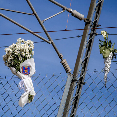 Ανθοδέσμες στα συρμάτινα κιγκλιδώματα στα Τέμπη στο τρισάγιο για τα θύματα της τραγωδίας