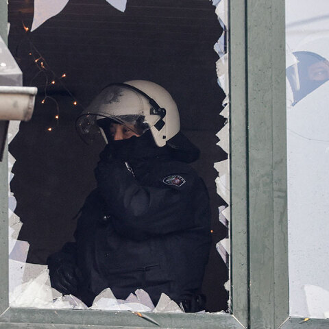 Γερμανός αστυνομικός μέσα σε κτίριο