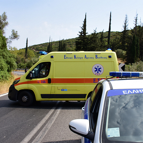 ΕΚΑΒ και περιπολικό της ΕΛ.ΑΣ.