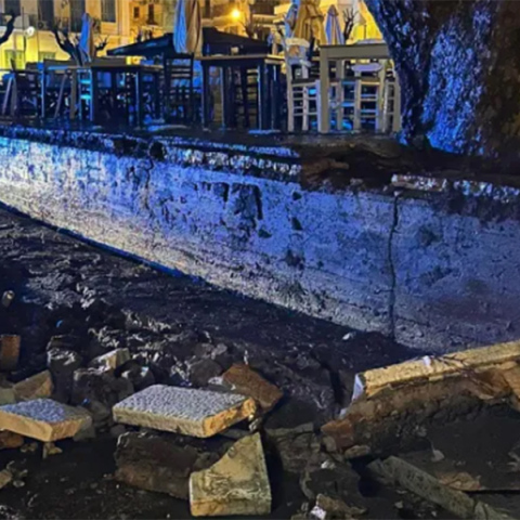 Αποκολλήθηκε τμήμα του νότιου τοιχίου στην πλατεία του λιμανιού της Ναυπάκτου λόγω κακοκαιρίας