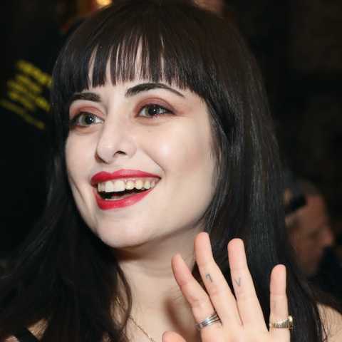 Dilara Findikoglu: Η σχεδιάστρια που γεννήθηκε στην Κωνσταντινούπολη και μεγαλουργεί στο Λονδίνο προωθώντας την ισότητα ανδρών και γυναικών.