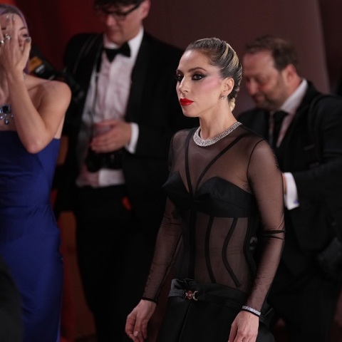 Lady Gaga: Έτρεξε να βοηθήσει φωτογράφο που έπεσε