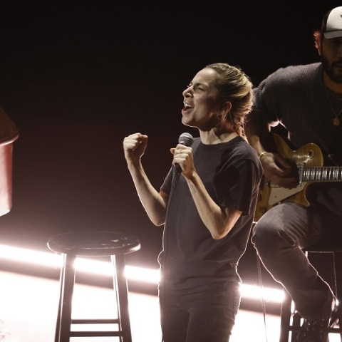 Lady Gaga - Όσκαρ: Τραγούδησε άβαφη και με ένα μαύρο μπλουζάκι