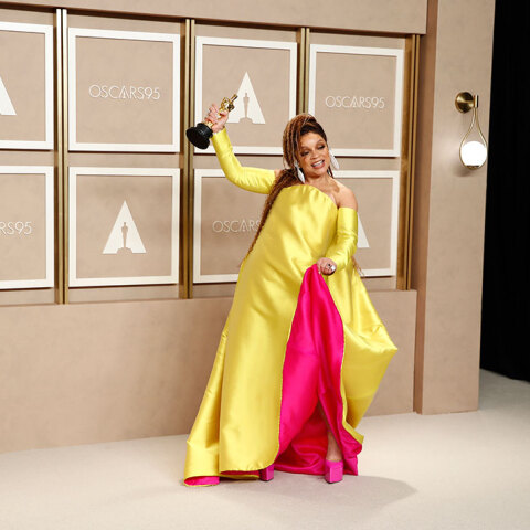 Η ενδυματολόγος Ρουθ Κάρτερ με το Όσκαρ στην κατηγορία «Καλύτερα Κοστούμια»