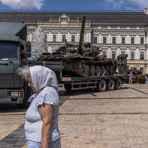 Ηλικιωμένη περνά μπροστά από κατεστραμμένο ρωσικό τανκ στο Κίεβο
