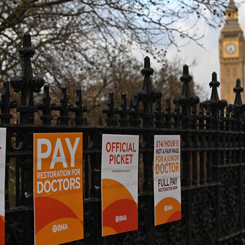 Απεργούν οι γιατροί στη Βρετανία ζητώντας αυξήσεις