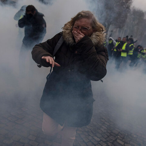 Γυναίκα σε διαδήλωση στο Παρίσι δυσκολεύεται να αναπνεύσει από τα δακρυγόνα