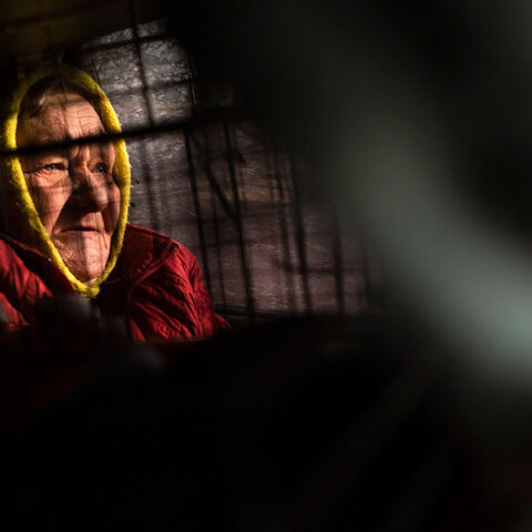 Η 72χρονη Βαλεντίνα, κάτοικος του Μπαχμούτ στην Ανατολική Ουκρανία, απομακρύνεται από την πόλη, όπου μαίνονται οι μάχες με τη Ρωσία