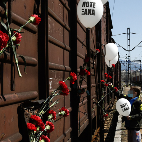 Ένα παιδί αφήνει ένα λουλούδι στο βαγόνι τρένου που μετέφερε χιλιάδες Έλληνες Εβραίους σε ναζιστικά στρατόπεδα συγκέντρωσης