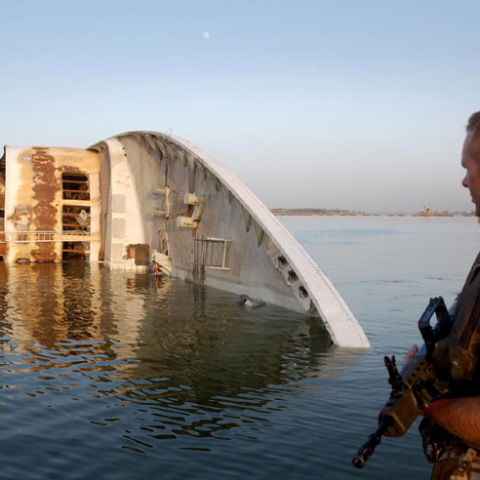 Al-Mansur: Το άλλοτε πολυτελές γιοτ του Σαντάμ Χουσέιν έγινε το κουφάρι που πίνουν τσάι οι ψαράδες