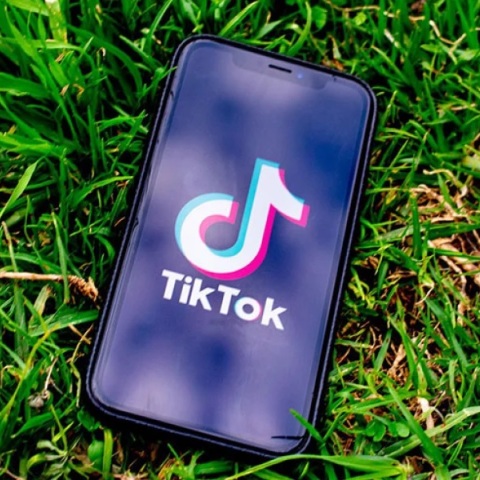 ΤikTok: Το BBC συμβούλευσε το προσωπικό του να το διαγράψει από τα κινητά του