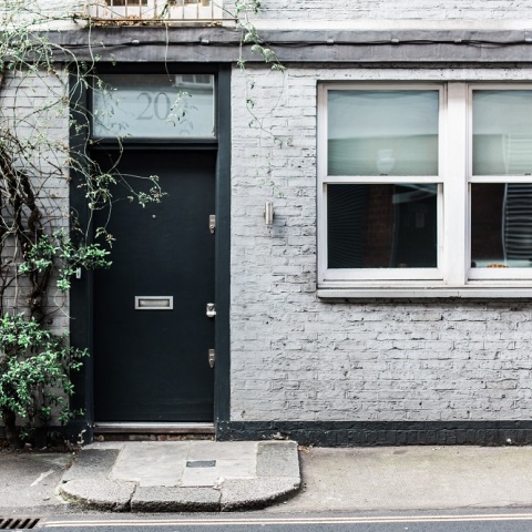 Κάνουν έξωση σε γιαγιά επειδή το σπίτι που ζει εδώ και 62 χρόνια δεν είναι ενεργειακά βιώσιμο