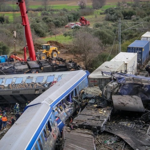 Πολύνεκρο σιδηροδρομικό δυστύχημα στα Τέμπη - Φωτογραφία με τα συντρίμμια των βαγονιών στον τόπο της τραγωδίας