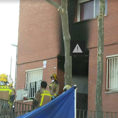 Πυροσβέστες στη Βαρκελώνη έξω από το κτίριο όπου ξέσπασε η φονική πυρκαγιά