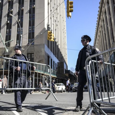 ΗΠΑ: Ο Ντόναλντ Τραμπ με χειροπέδες ή ένας ακόμη από τους οικείους "θορύβους" που συνοδεύουν τον πρώην πρόεδρο;	