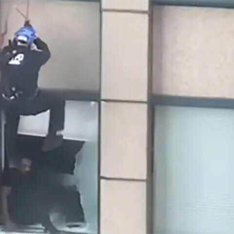 Στιγμιότυπο από την επιχείρηση διάσωσης άνδρα που απειλούσε να πέσει από τον 31ο όροφο ουρανοξύστη στη Νέα Υόρκη