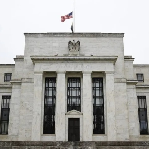 Οι ΗΠΑ αυξάνουν τα επιτόκια παρά την τραπεζική αναταραχή