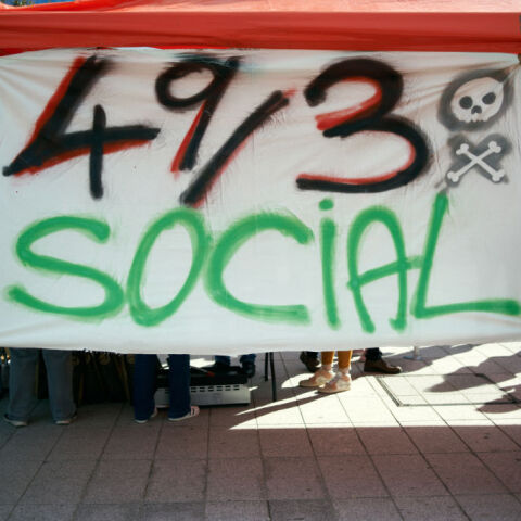 Μαζικά στους δρόμους οι Γάλλοι κατά Μακρόν και ασφαλιστικού - Επεισόδια στο Παρίσι