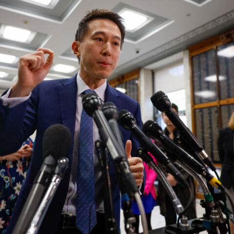 Βρετανία-ΗΠΑ: Ο επικεφαλής του TikTok καταθέτει σε Επιτροπή της αμερικανικής Βουλής - Στη Βρετανία, η εφαρμογή απαγορεύτηκε σε όλο το κοινοβουλευτικό δίκτυο	