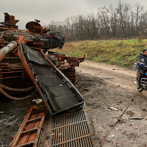 Κάτοικος στο Χάρκοβο περνά με τη μηχανή δίπλα από κατεστραμμένο ρωσικό τανκ
