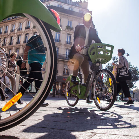 Μετακίνηση με ποδήλατο στο κέντρο της πόλης