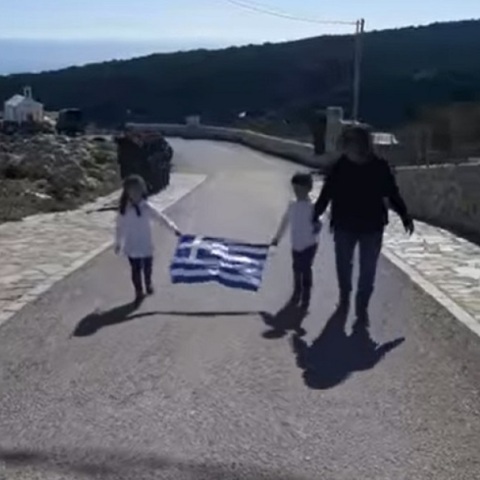 25η Μαρτίου: Συγκινητική η παρέλαση των δύο μικρών μαθητών στη Γαύδο