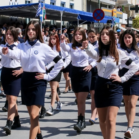 25η Μαρτίου: Μαθητές φόρεσαν μαύρα περιβραχιόνια και κορδέλες για τα Τέμπη