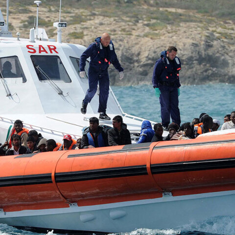 Σκάφος της ιταλικής Ακτοφυλακής μπροστά σε φουσκωτό με μετανάστες από την Αφρική