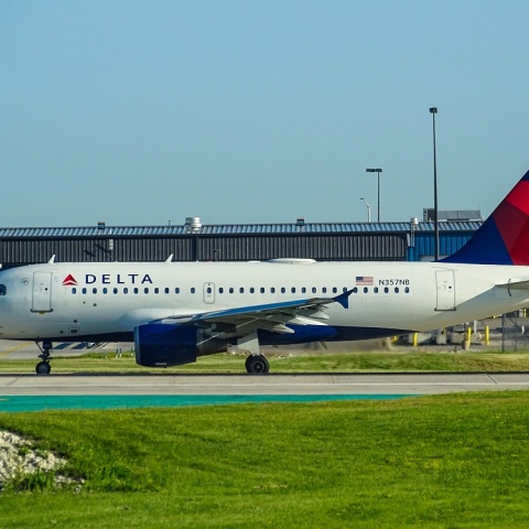 Delta: Επιβάτης άνοιξε την πόρτα αεροπλάνου και έκανε «τσουλήθρα» στην έξοδο κινδύνου (Εικόνες)