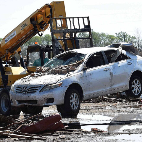 Εκσκαφέας στον Μισισιπή σηκώνει αυτοκίνητο που παρασύρθηκε από τον ανεμοστρόβιλο