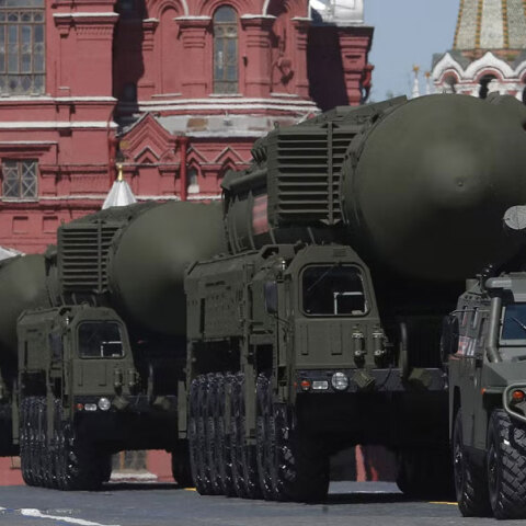 Φορτηγά μεταφέρουν πυρηνικά κατά τη διάρκεια στρατιωτικής παρέλασης στη Μόσχα