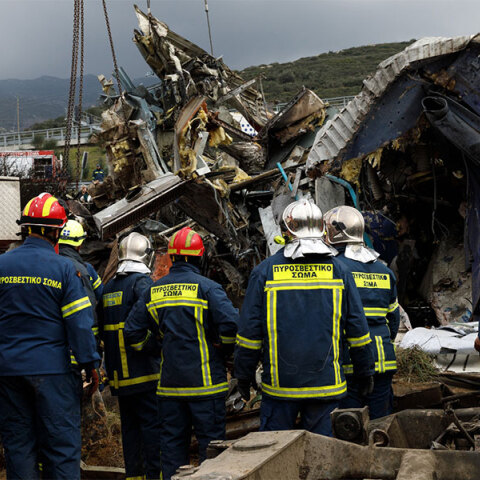 Πυροσβέστες επιχειρούν στα Τέμπη