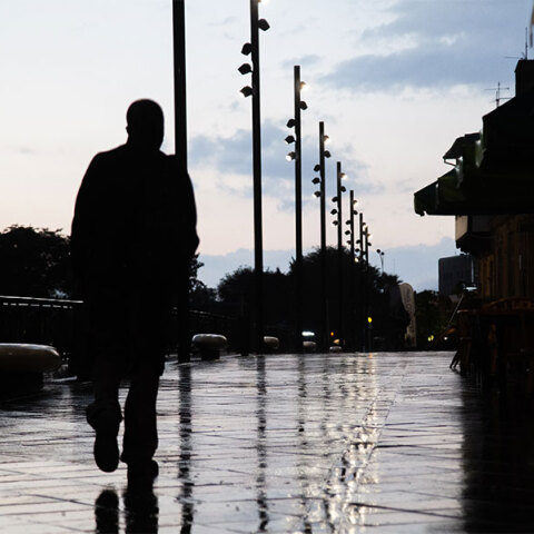 Άνδρας περπατά στη Λευκωσία