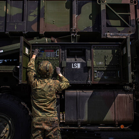 Στρατιώτης στη Σλοβακία μπροστά σε στρατιωτικό όχημα που μεταφέρει Patriot