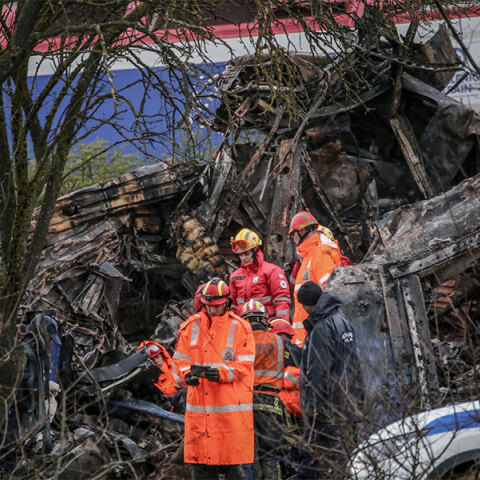 Διασώστες επιχειρούν στον τόπο του δυστυχήματος στα Τέμπη
