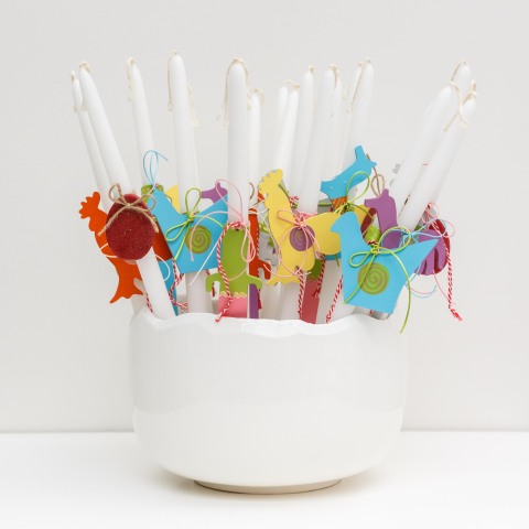 Χειροποίητες λαμπάδες για παιδιά με ξύλινα σύμβολα από τις συλλογές του Μουσείου.