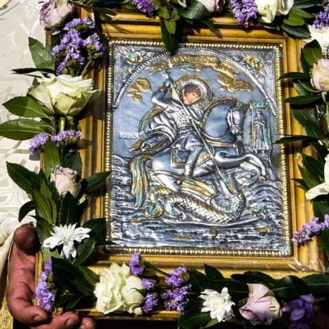 Εικόνα του Αγίου Γεωργίου στολισμένη κατά την περιφορά της