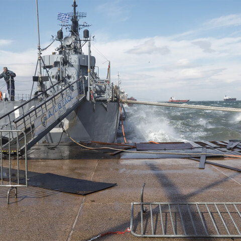 Φθορές από τους ισχυρούς ανέμους στο αντιτορπιλικό «Βέλος»