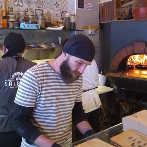 Salento street food: Δοκιμάσαμε τις πίτσες, τις σαλάτες, τα σάντουιτς και τα λαζάνια του εστιατορίου στη Βενιζέλου της Θεσσαλονίκης.