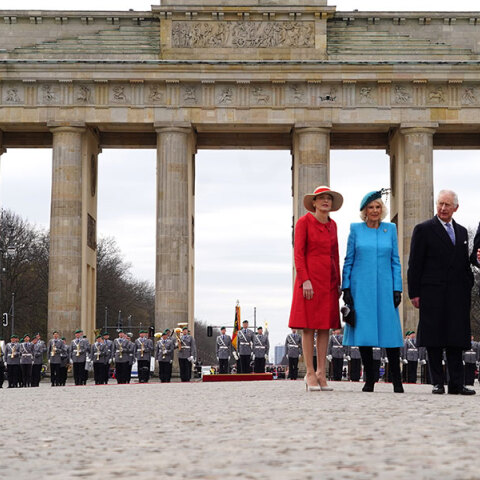 Ο βασιλιάς Κάρολος με την Καμίλα μπροστά στην Πύλη του Βρανδεμβούργου στο Βερολίνο
