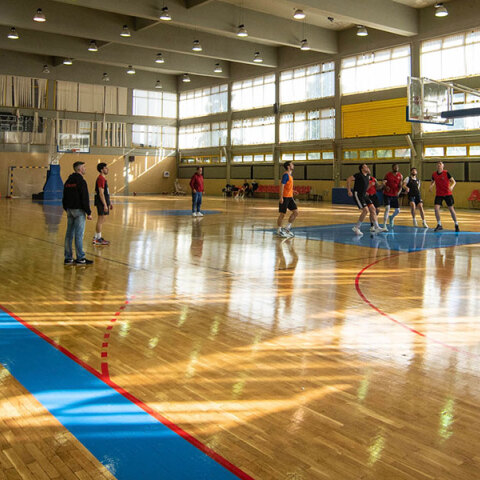 To κλειστό γήπεδο μπάσκετ «Παναγιώτης Γκάζγκας» στο Μετς