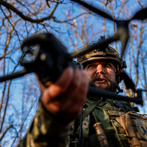 Ουκρανός στρατιώτης ετοιμάζεται να σηκώσει drone στη Χερσώνα της Ουκρανίας