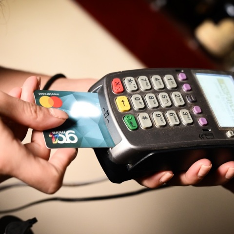 ΑΑΔΕ: Διασύνδεση ταμειακών μηχανών με τα POS για αύξηση της φορολογικής συμμόρφωσης