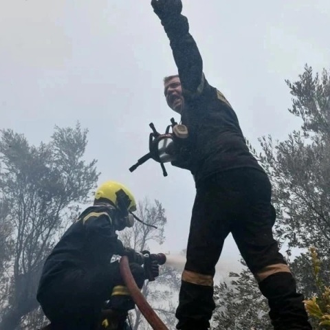Φωτιά τώρα σε εργοστάσιο στο Σχηματάρι