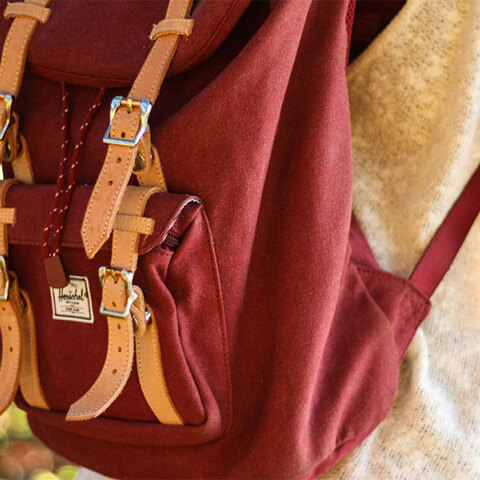 Κορίτσι κουβαλά τη σχολική του τσάντα