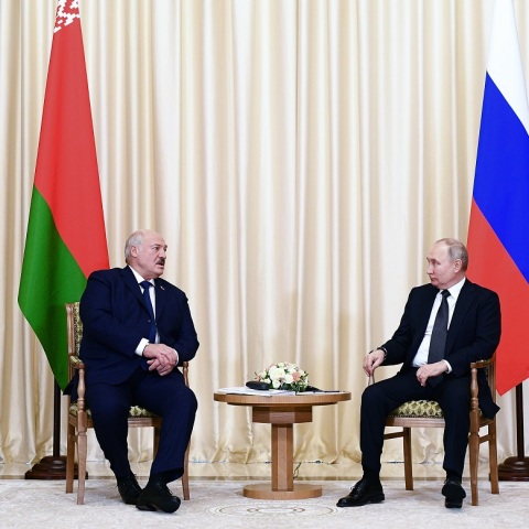 Ουκρανία: Ο πρόεδρος της Λευκορωσίας Αλεξάντρ Λουκασένκο καλεί σε εκεχειρία για αποτροπή «πυρηνικής ανάφλεξης» - Ζητά την έναρξη συνομιλιών χωρίς όρους.